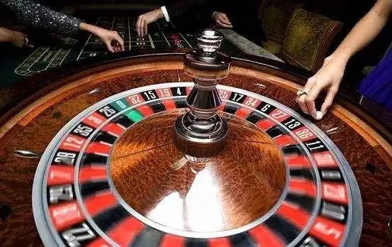 000xx Esports APP ကို မိုဘိုင်းဖုန်းဖြင့် Esports ပြိုင်ပွဲ Live Betting ကစားနေသော မြင်ကွင်း